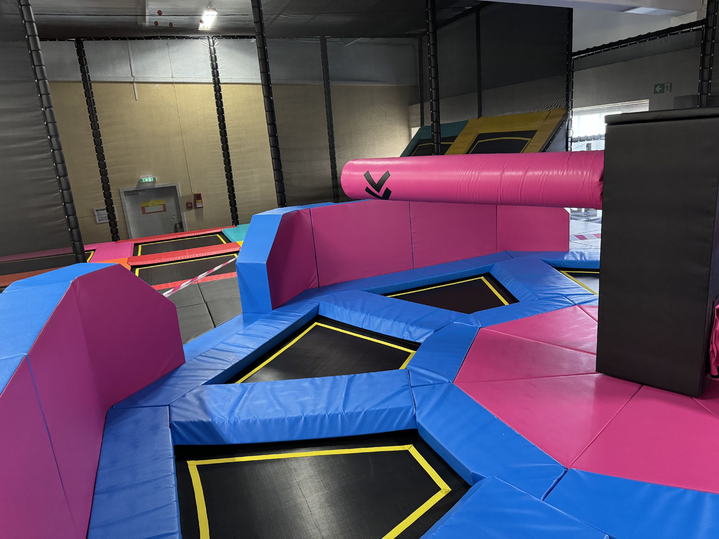 Atrakcje sal zabaw i parków trampolin